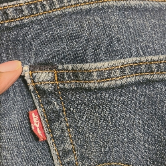 Levi's | Women's Dark Wash Slightly Distressed Skinny Jeans (Size 28 x 30) - Picture 13 of 15